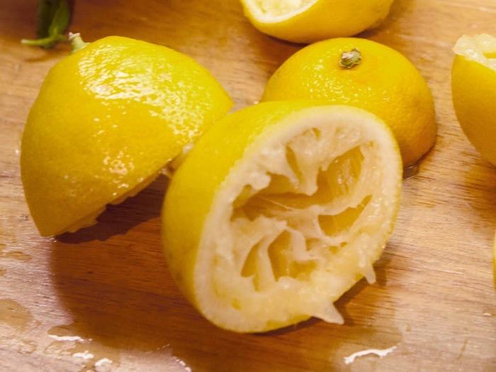 Не кладите в воду лимон в кожуре, там содержатся микробы. 6 побочных эффектов питья лимонной воды