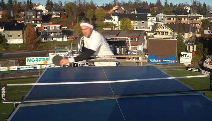 Парни сыграли в необычный настольный теннис: перед этим они поднялись со столом на 20-метровою высоту (видео)