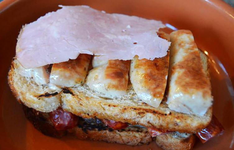 Когда в прошлом году отдыхала в Португалии, попробовала франсезинью: оказалось, у этого сэндвича довольно "пикантная" история