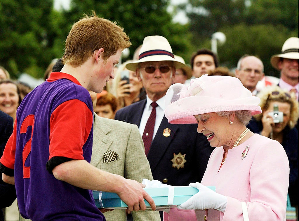 Одинаковое чувство юмора, хороший вкус и самоуничижительная безрассудность: действительно ли принц Гарри всегда был любимчиком королевы Елизаветы (фото)