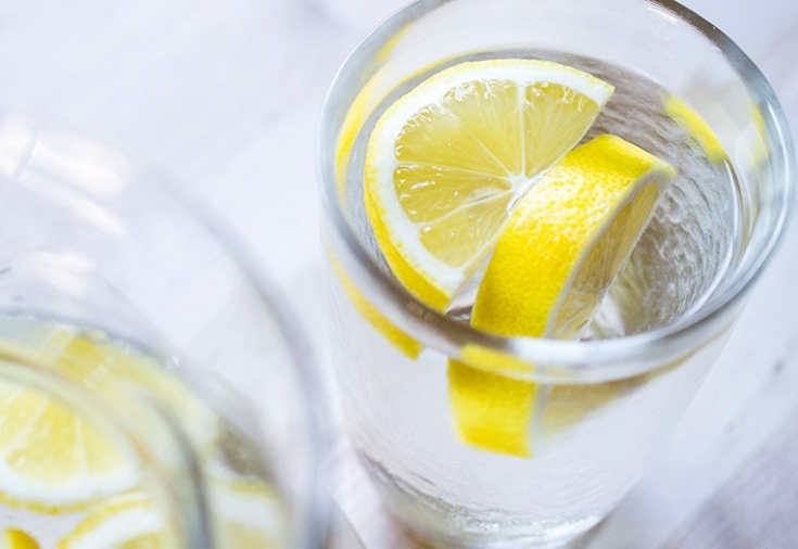 Знать меру: 5 вещей, которые случатся с организмом из-за избытка лимонной воды