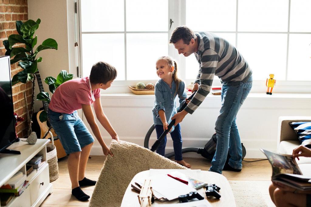 Благодарите за каждый шаг: как приучить ребенка выполнять домашние дела и почему это важно. Заметки психолога Памелы Ли