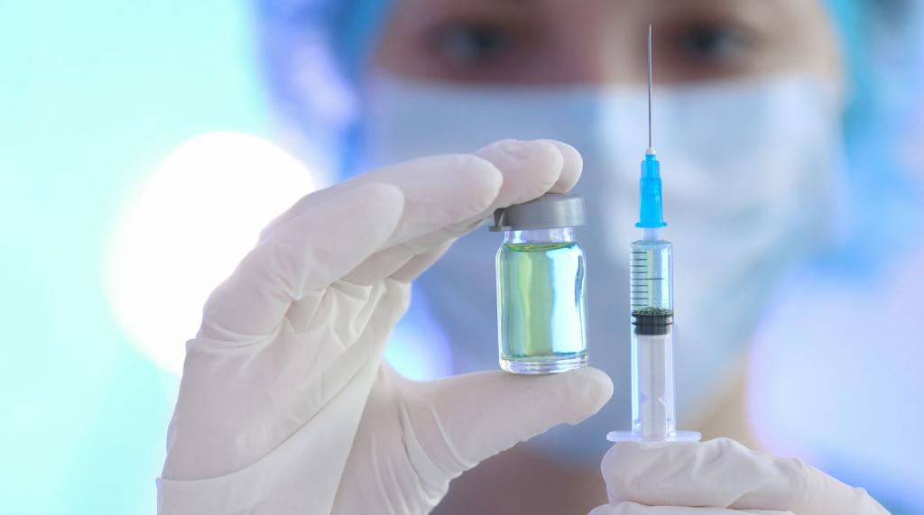 Делать ли прививку от коронавируса? Сами вурусологи разделились во мнениях: некоторые подождут пару лет, другие сделают
