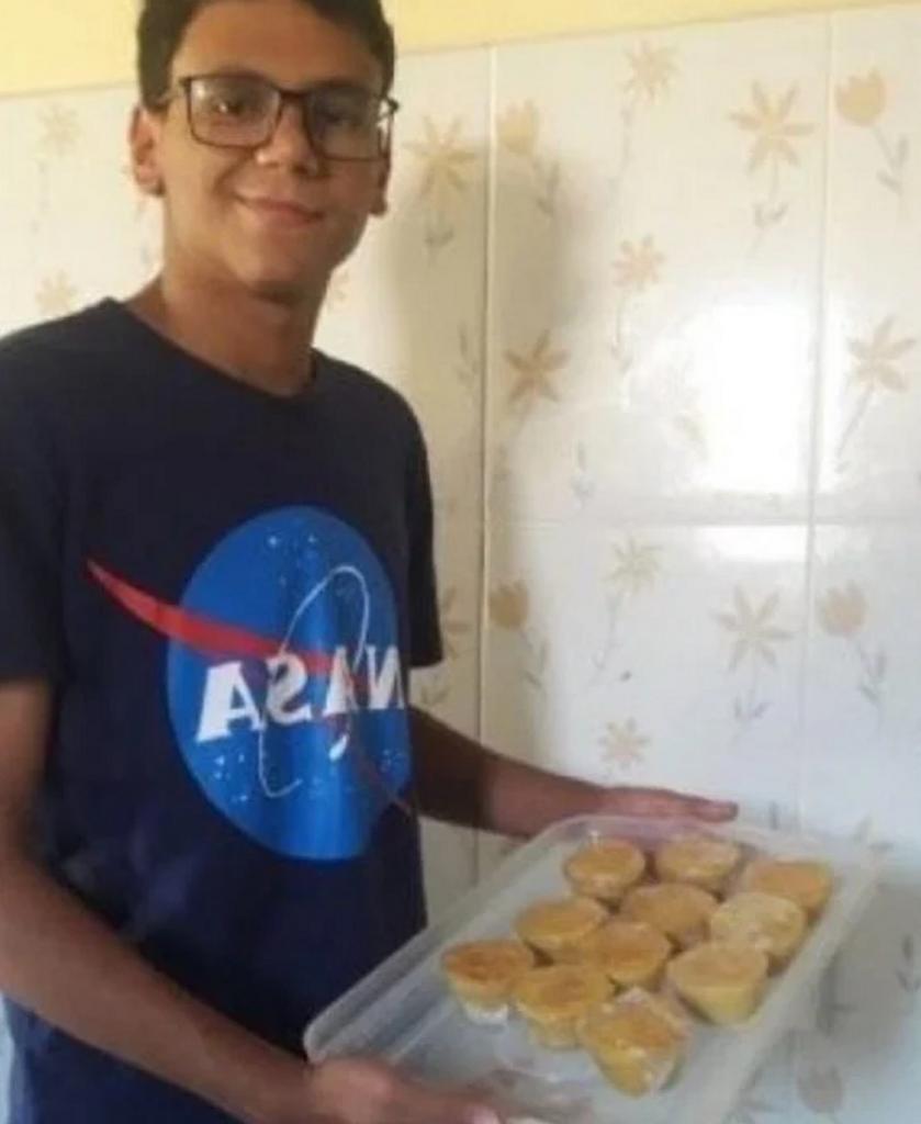 Подросток из Бразилии продает пирожные, чтобы скопить денег на учебу и стать астрономом