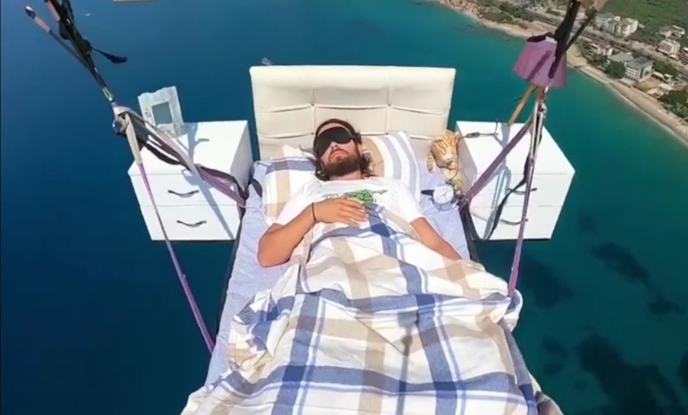 Турецкий парапланерист уже совершал полет на диване: его полет на кроватке стал не менее популярным (видео)