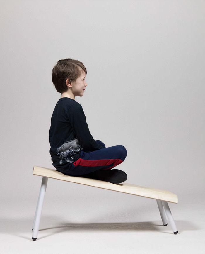 Голландский дизайнер создает школьные стулья для здоровой осанки: мебель производит неоднозначное впечатление