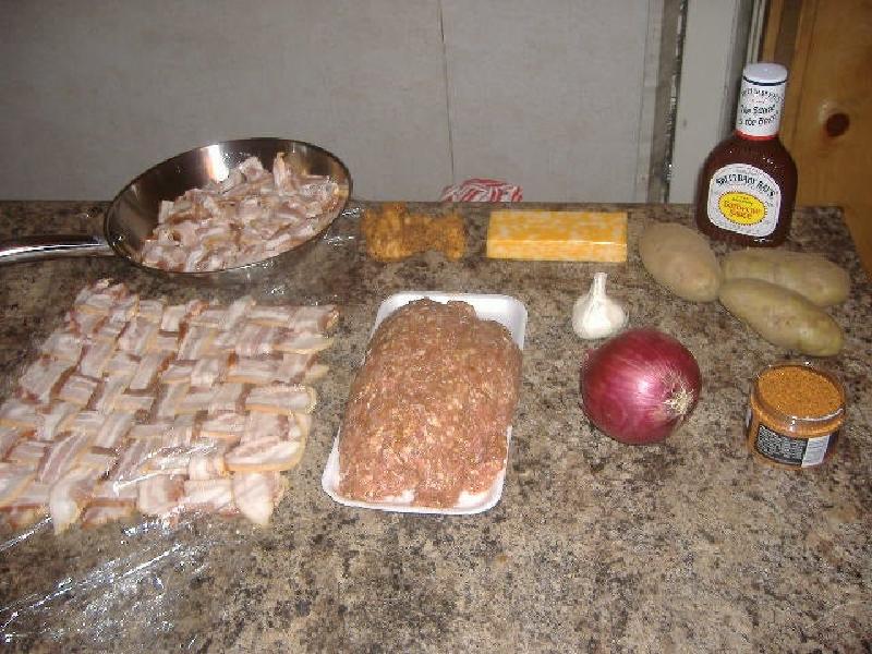 Мясной рулет с начинкой из картофеля и куриных наггетсов: заворачиваю лакомство в бекон, так получается еще вкусней