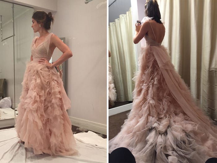 Невеста показала 8 платьев, которые померила, прежде чем найти "то самое"