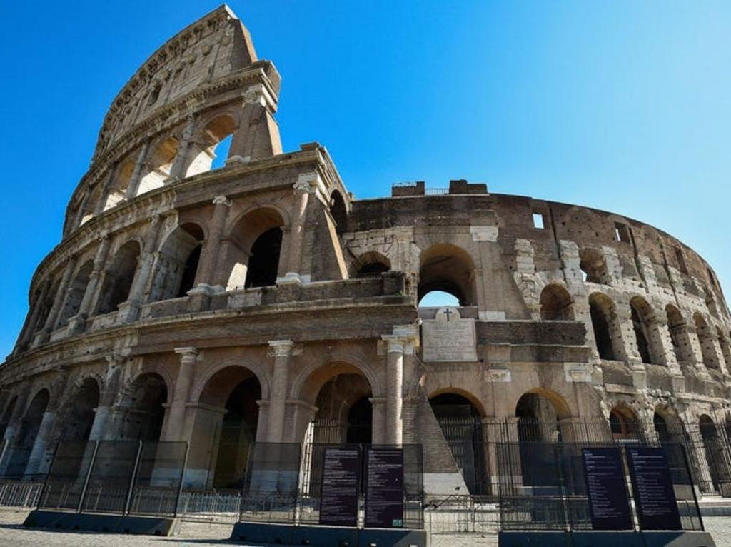 В Риме задержали ирландского туриста, который написал свои инициалы на стенах Колизея. Власти страны вправе наказать вандала