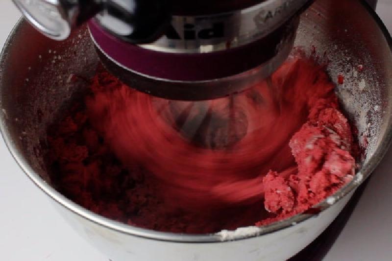 Красное бархатное печенье с глазурью: вкусная выпечка к ароматному чаю (рецепт)