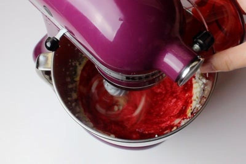 Красное бархатное печенье с глазурью: вкусная выпечка к ароматному чаю (рецепт)