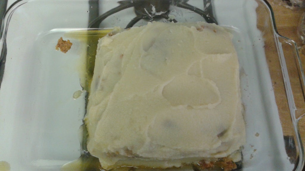 На день рождения не обязательно печь сладкий торт: приготовила мясное лакомство с розочками из бекона