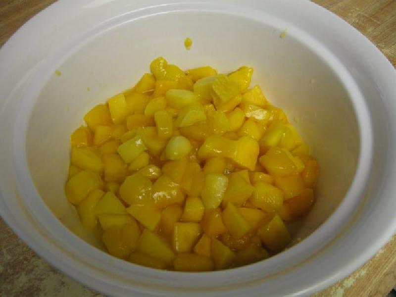 На гарнир подаю киноа с фасолью и кусочками сочного манго: тропический фрукт идеально гармонирует с крупой и бобами