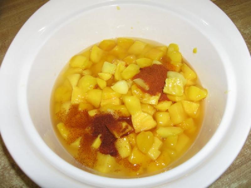 На гарнир подаю киноа с фасолью и кусочками сочного манго: тропический фрукт идеально гармонирует с крупой и бобами