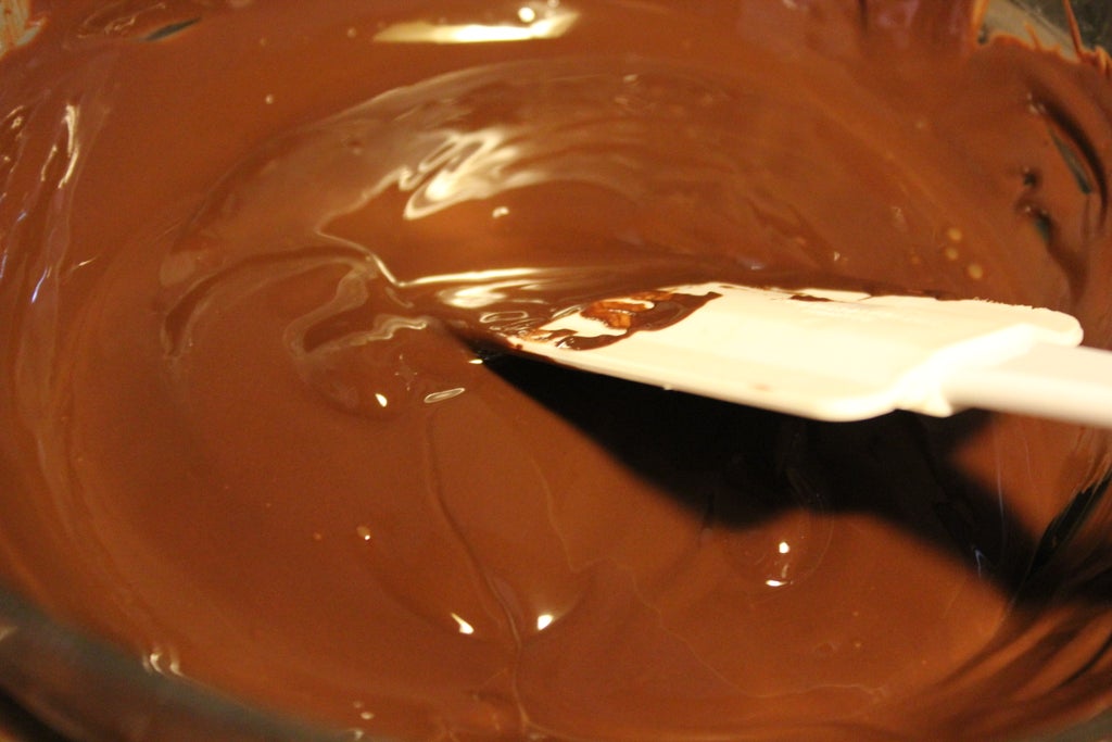 Праздничный тортик с лавандовым кремом, малиной и шоколадным украшением: ваши гости будут в восторге