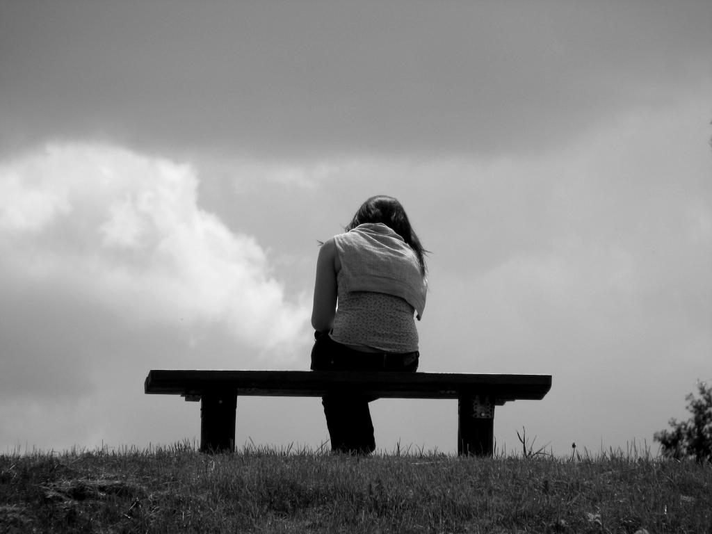 Увеличение веса, головная боль и не только: ученые назвали симптомы одиночества