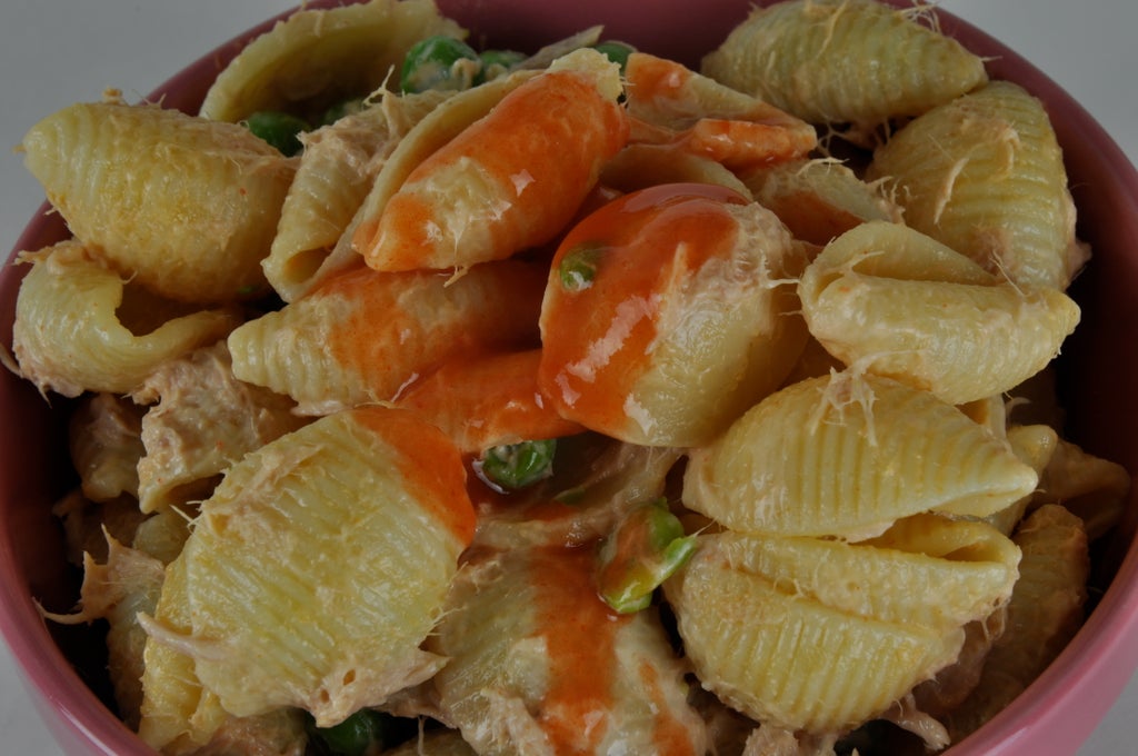 Макароны – необязательно скучный гарнир: из ракушек, тунца и овощей готовлю остренький и очень вкусный салатик
