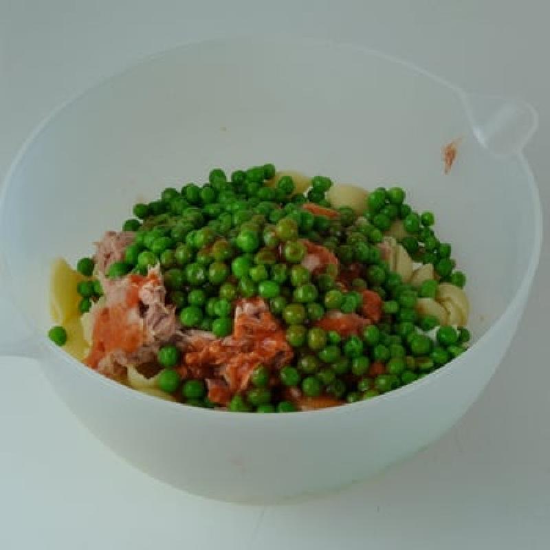 Макароны – необязательно скучный гарнир: из ракушек, тунца и овощей готовлю остренький и очень вкусный салатик
