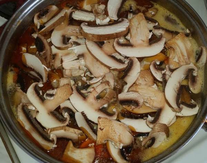 Готовлю охотничьи стейки с грибами и подаю в чесночном соусе: рецепт вкусного блюда