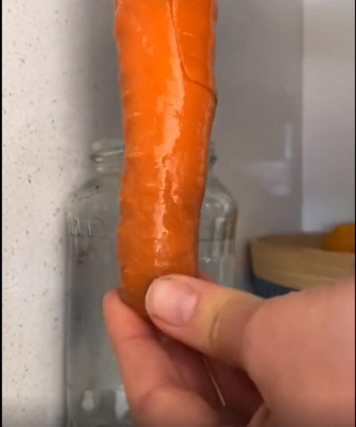 Раньше вялую морковь выбрасывала, а теперь кладу в банку с водой: лайфхак