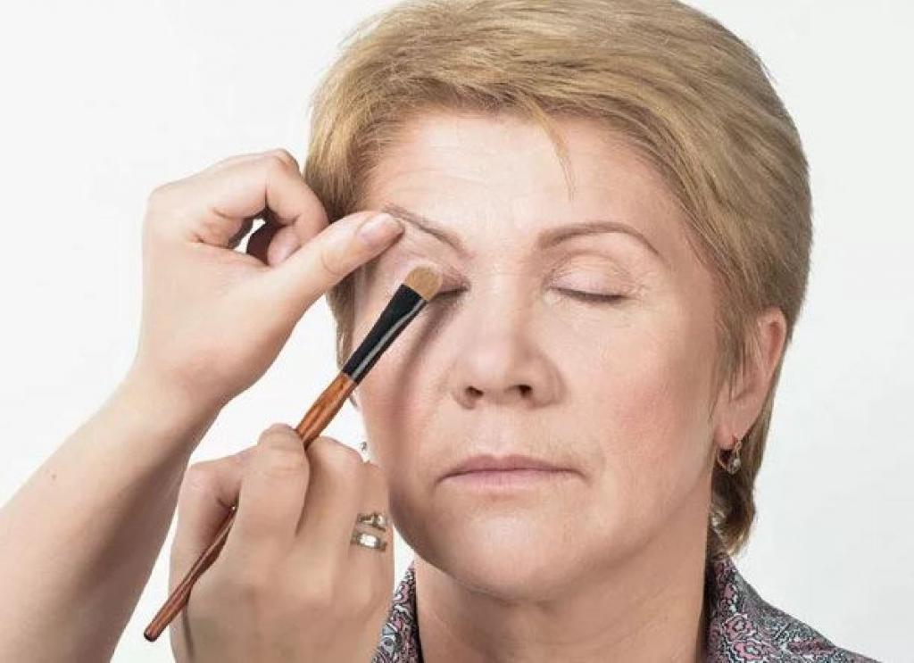 Правильно тестировать тональный крем и наносить от центра лица к краю: советы по макияжу для женщин 50+