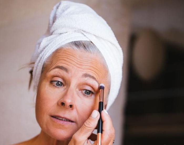 Правильно тестировать тональный крем и наносить от центра лица к краю: советы по макияжу для женщин 50+