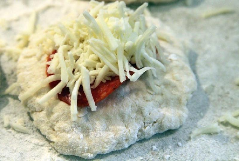 Мини-версия легендарной пиццы "Пепперони": готовим воздушные булочки с начинкой из сыра и салями