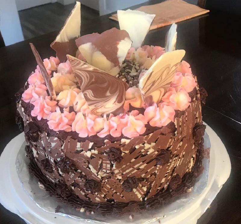 Праздничный торт, как из кондитерской: украшаю бисквитное лакомство "мраморным" шоколадом и цветным кремом