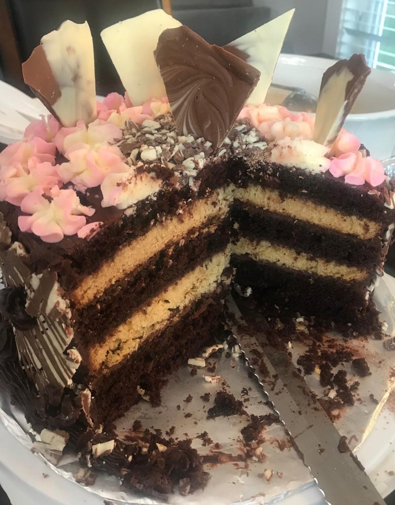 Праздничный торт, как из кондитерской: украшаю бисквитное лакомство "мраморным" шоколадом и цветным кремом
