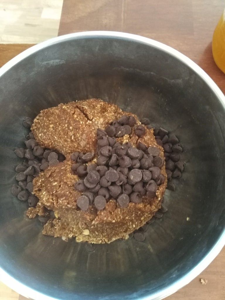Шоколад, мед и хлопья: простой рецепт энергетической закуски в виде шариков