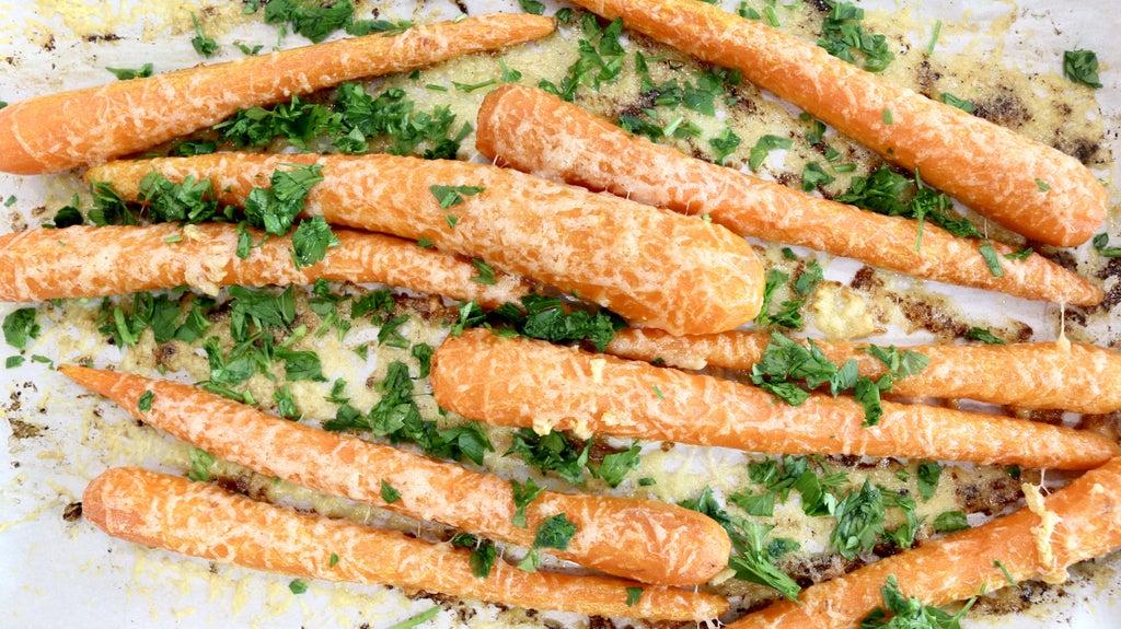 Печеная морковь с пармезаном и чесноком: отличный вариант необычного гарнира к мясу