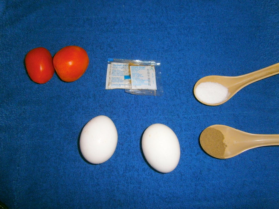 На завтрак готовлю кексы из яиц, овощей и специй: заливаю в формочки и выпекаю
