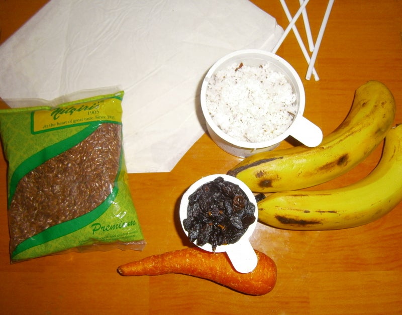 Сахар - главный враг фигуры и красивой кожи, поэтому к чаю я готовлю полезные сладости: банановое лакомство с кокосом, льном и сухофруктами