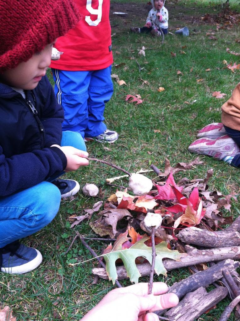 Чем занять детей на прогулке: сделайте дома пластилин из теста и превратите его в "волшебный пластилин лесных фей"