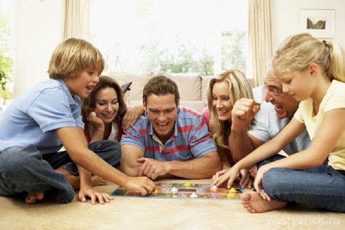 Дело - в общении: ученые выяснили, почему людям в компании друзей веселее, чем в семейном кругу