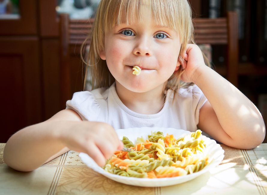 Говорите о питании без истерик: когда ребенок ест одну и ту же еду и не хочет другое. Рассказывают эксперты