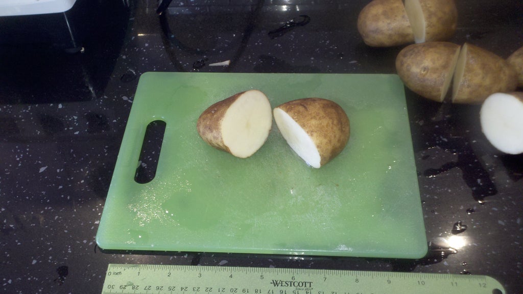 Картофель в мундире готовлю по особому рецепту: фарширую его сыром, а потом достаю из печи ароматные "вулканчики"