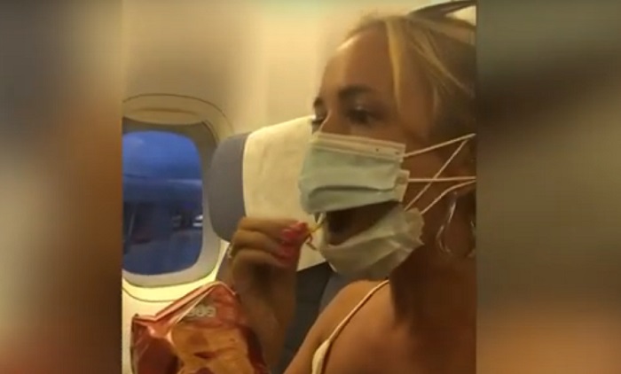 Девушка перекусила в самолете и даже не снимала при этом маску: гениальная идея
