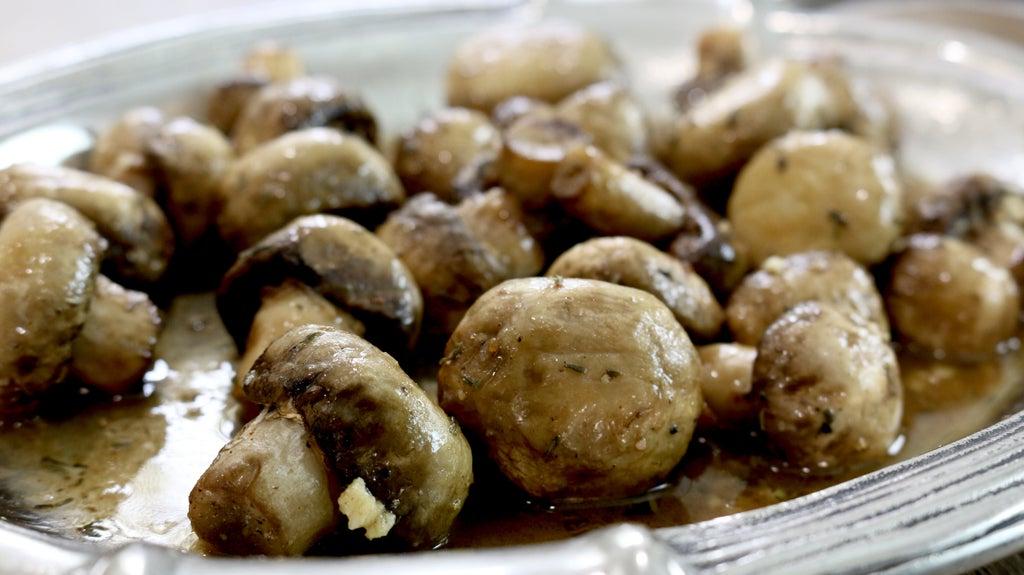 Жареные грибы с подрумяненным сливочным маслом, чесноком и тимьяновым соусом: отличное дополнение к картофелю или к мясу