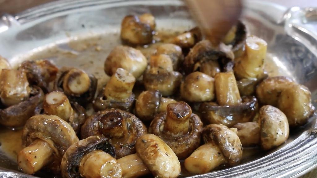 Жареные грибы с подрумяненным сливочным маслом, чесноком и тимьяновым соусом: отличное дополнение к картофелю или к мясу
