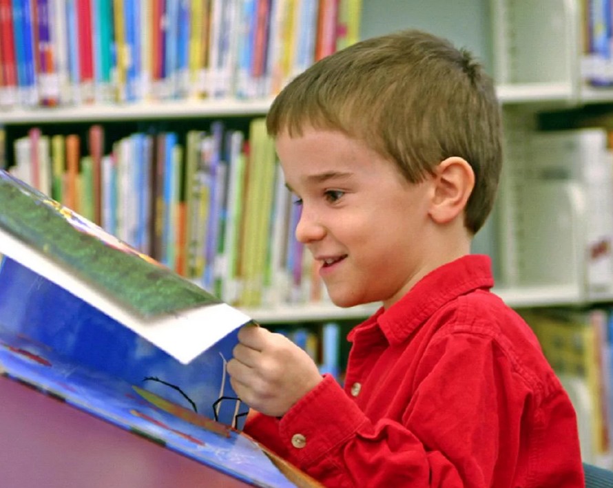 По мнению американских ученых, иллюстрации в детских книжках мешают ребенку сосредоточиться и полноценно воспринимать текст