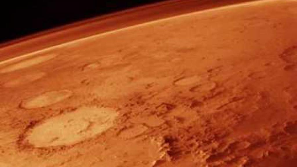Исследователи обнаружили сеть соленых озер под ледниками на Марсе