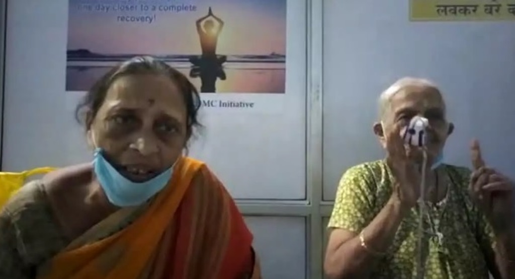 106-летняя бабушка из Индии вылечилась от коронавируса и радостная сфотографировалась с выпиской в руках