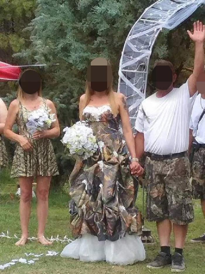 Какая странная свадьба! Людей удивил предмет в руке отца невесты и наряды гостей