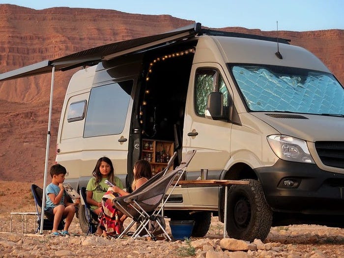 После рождения 3 детей семейная пара купила фургон и отправилась путешествовать по миру: как они живут и учатся (фото)