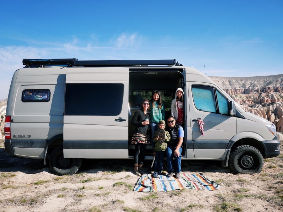 После рождения 3 детей семейная пара купила фургон и отправилась путешествовать по миру: как они живут и учатся (фото)