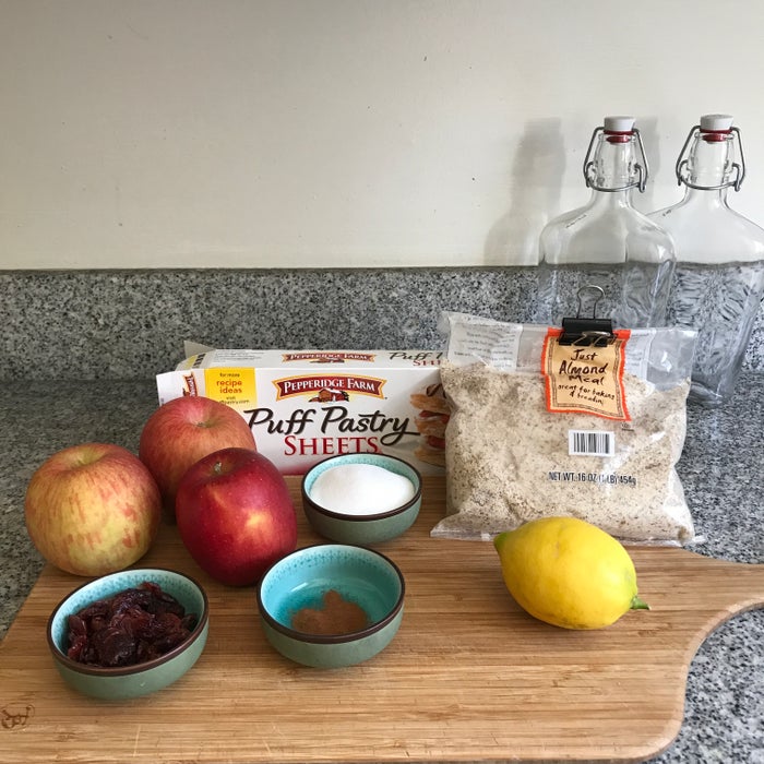 Яблочно-миндальный штрудель: простой рецепт классического десерта с добавлением клюквы