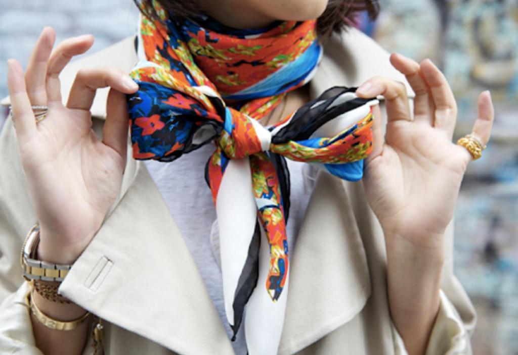 От простой элегантности до стильных узлов: 10 способов носить шарф