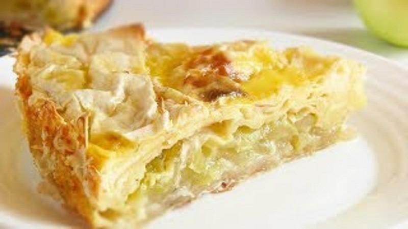 Пеку вкусный яблочный пирог без яиц, с мукой и манкой: получается сочным и ароматным