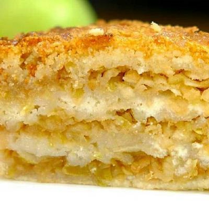 Пеку вкусный яблочный пирог без яиц, с мукой и манкой: получается сочным и ароматным
